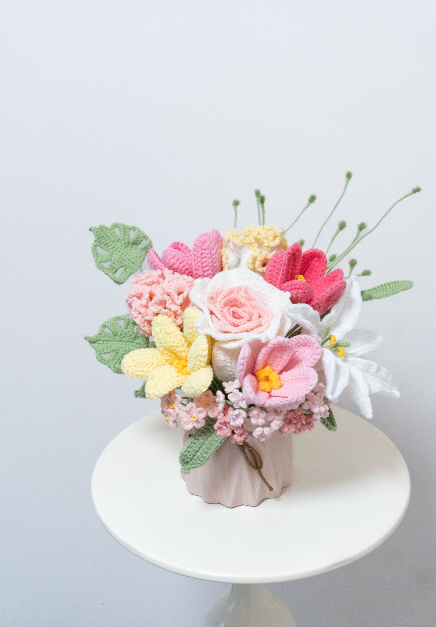 粉色系手工鉤織花束,包含玫瑰、百合、鬱金香與康乃馨,多色系鉤針編織花束,搭配精美花瓶,適合放置於家居空間,亦可作為母親節、情人節精緻手工禮品。