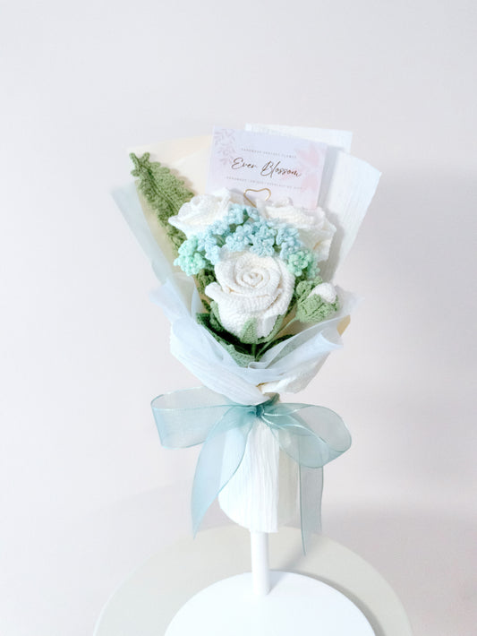 Beautiful in White🌹3枝裝白玫瑰編織花束 ·滿天星有粉藍、粉紅、混紫，三色可選