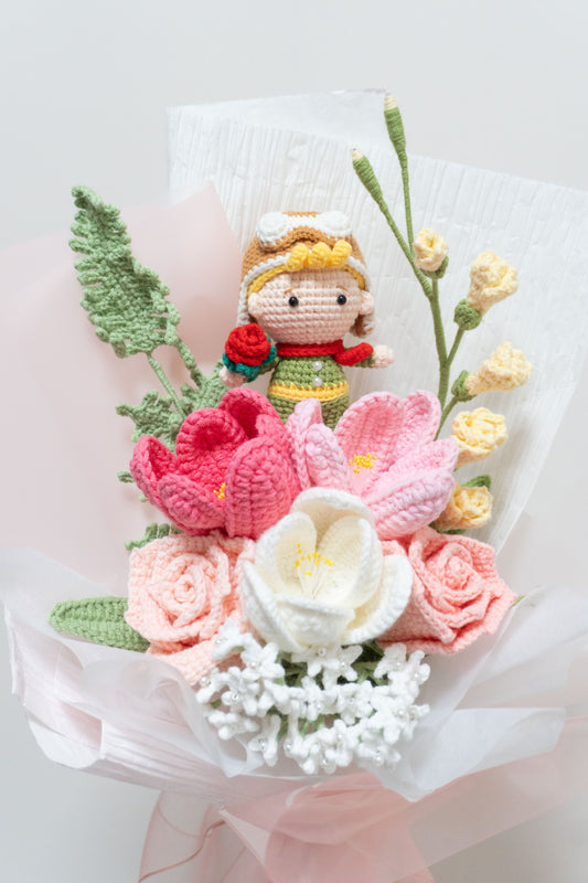 可愛小王子公仔搭配粉紅鬱金香、白色百合與粉玫瑰的手工鉤織花束 — 送禮與慶祝的獨特選擇